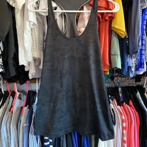 Lululemon camo top size 8